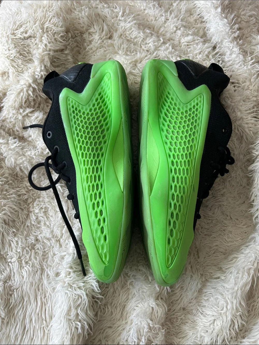 Anthony Edward’s basketball shoes size 6